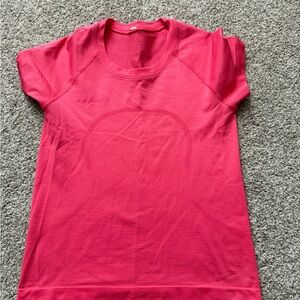 BAUER // lululemon SWIFTLY TECH SHORTSLEEVE - 6 / Pink